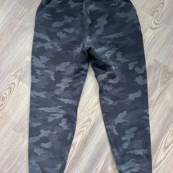 Lululemon Scuba Heritage black/gray Camo Sweatpants/Joggers - Picture 4 of 12